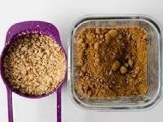 7、南瓜饼,将面包屑先搁置一旁。再取一个中等大小的碗,加入花生和红糖。