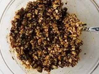 8、南瓜饼,然后慢慢加入1汤匙水,用叉子搅拌均匀,这样南瓜饼的馅料就完成了!