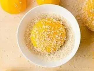 13、南瓜饼,制作好的南瓜饼两面都均匀得沾上面包糠。