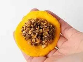 10、南瓜饼,将搓圆后的小面团按扁,包入适量馅料,收口捏紧轻轻搓圆后按扁,做成小圆饼。