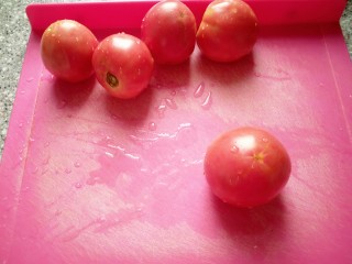 2、番茄排骨汤,番茄我用4个。