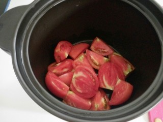 4、番茄排骨汤,放入沙锅。