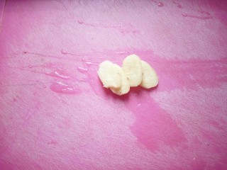 5、番茄排骨汤,姜切片放入沙锅。