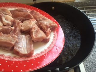 6、番茄排骨汤,这会儿锅开了，倒入排骨。