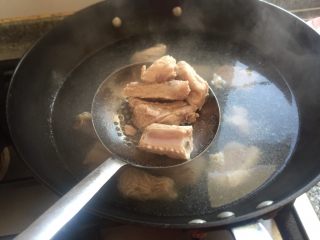 8、番茄排骨汤,捞出。