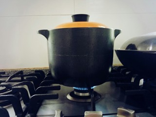 11、番茄排骨汤,开锅转小火。