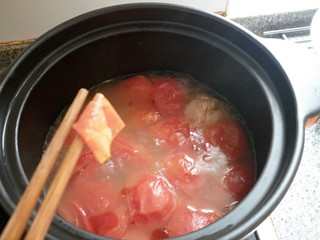 12、番茄排骨汤,一小时候用筷子轻轻把皮夹出来。