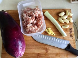 1、肉末茄子粉丝煲,食材合照：紫皮茄子一大个，五花肉末200g（我偷懒了，买完肉让双汇的阿姨帮忙绞好肉末的，自己剁的肉末口感会更好），大葱葱白一段，姜一小块（这姜是我炒上道菜剩下的姜末），蒜瓣八九粒，红薯粉丝一把，小葱葱绿一小节，小米椒一颗（最后三个小家伙忘记拍进去了）