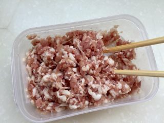 2、肉末茄子粉丝煲,肉末中加入一点盐，少许料酒少许白胡椒粉和生姜粉（或者直接放一点五香粉或十三香），搅拌均匀