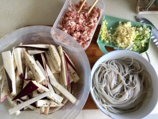 3、肉末茄子粉丝煲,姜去皮清洗切末，蒜剥皮清洗切蒜蓉，葱白切末，粉丝用温水泡软（也可用细的绿豆粉丝，这个凭个人喜好），茄子（我没有去皮，茄子皮中含有丰富的皂甙、维生素P和钾，对身体很有裨益）切厚条状或块状