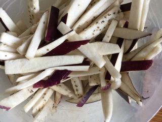 4、肉末茄子粉丝煲,将少许盐洒在茄子上面拌匀，静置十分钟左右，茄子会出水，茄子淘洗一下挤掉水分备用，这样可以减少茄子吸油，更加健康