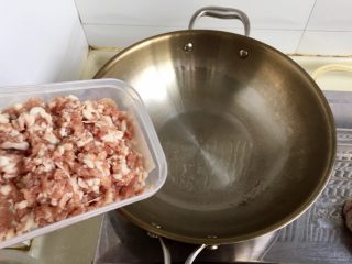 5、肉末茄子粉丝煲,热锅冷油，加入肉末煸炒至肉末发白水分蒸发