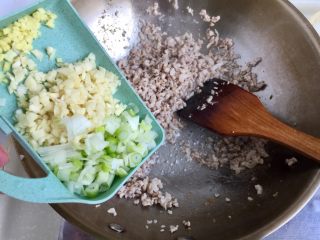 6、肉末茄子粉丝煲,加入姜蒜葱末，翻炒出香味