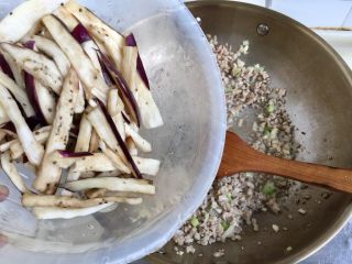 7、肉末茄子粉丝煲,加入茄子翻炒均匀