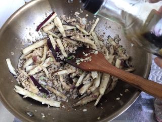 8、肉末茄子粉丝煲,加入一勺生抽，翻炒，喜欢辣的小伙伴也可以加入一些郫县豆瓣酱或者老干妈