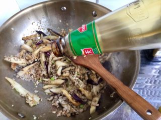 9、肉末茄子粉丝煲,加入一勺蚝油，红烧菜中我都喜欢把生抽的份额分一些给蚝油，感觉味道更鲜