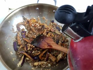 11、肉末茄子粉丝煲,加入适量热水没过茄子，水量多少可根据自己喜好调整