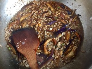 12、肉末茄子粉丝煲,淋入一点陈醋，少许白糖提味