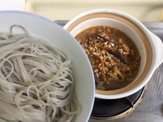 13、肉末茄子粉丝煲,这一步我操作有误，应该取一小沙煲，把粉丝铺在底层，然后把炒制的肉末茄子连汤倒入沙锅中，烧开，尝下咸淡，根据个人口味添加一点食盐，加盖小火炖煮五分钟至茄子软烂入味