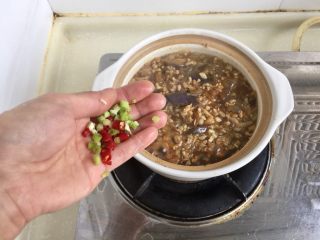 14、肉末茄子粉丝煲,我喜欢这个汤汁，而且粉丝很吸水，所以没有再收汁，撒上小米椒葱花，即可上桌享用。