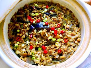 18、肉末茄子粉丝煲,炖一锅茄子粉丝煲，盛上一碗热乎乎白饭，寒风袭人，骨子里挡不住的寒冷，就用美食来作战吧（＾∇＾）