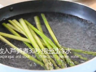4、白灼芦笋到底有多好吃？秘诀就在这酱汁里！,放入芦笋煮30秒