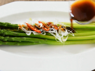 9、白灼芦笋到底有多好吃？秘诀就在这酱汁里！,摆好造型，倒入调料汁