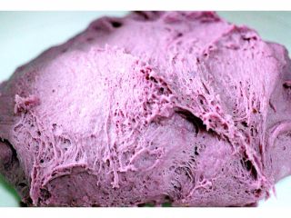 5、双薯花卷,醒发好的紫薯面团组织是这样的