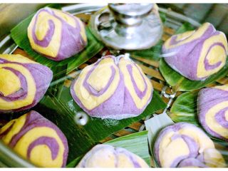 16、双薯花卷,发到1倍大、插上电源、中火烧开继续中火蒸25分钟、关火焖5分钟即可……