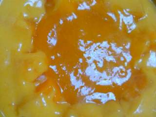 4、芒果流心慕斯,周围再倒入一圈慕斯糊，中间加入芒果流心，最后再把慕斯糊倒入填平(中间要慢慢的加入，我这个太小了只能做一层，大的话可以多做2层哦)