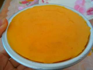 5、芒果流心慕斯,再盖上保鲜膜放入冰箱6小时以上(我的是放过夜。