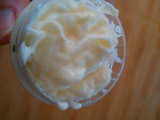 8、芒果流心慕斯,再把打发好的奶油装到裱花筒里