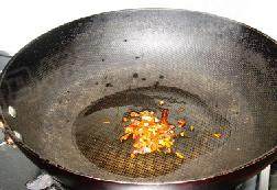 10、毛血旺火锅 ,另起锅，注入油，爆香，麻椒和辣椒碎