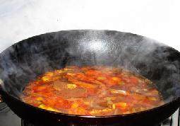 16、毛血旺火锅 ,下入焯水的鸭血，煮至2分钟