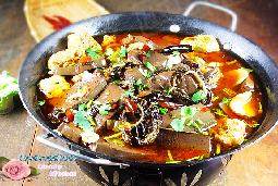 22、毛血旺火锅 ,将炸好的辣椒油淋在火锅内即可