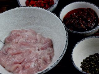 7、水煮肉片,上浆至粘稠