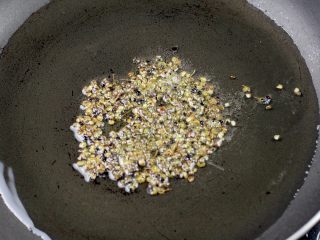 17、水煮肉片,锅内烧热油下青花椒炸微微焦捞出，加入红油，香油大火烧至冒青烟