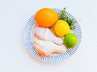 1、巴黎柑橘烤鸡,准备所需原材料，这道菜需要非常新鲜的鸡肉，这里用鸡腿代替