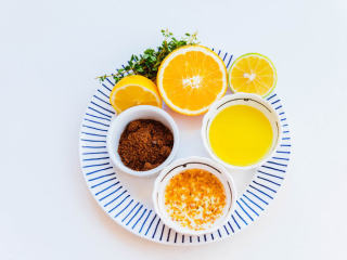 2、巴黎柑橘烤鸡,做基础酱汁的调味，半颗橙子、半颗青柠檬、半颗黄柠檬（余下的另一半密封后冰箱保存烘烤时再用）