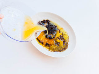 4、巴黎柑橘烤鸡,将1/2橙子、1/2青柠檬、1/2黄柠檬榨汁后倒入调味碗中