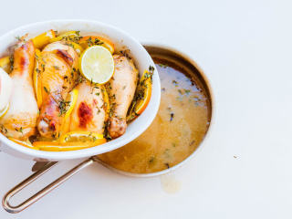 11、巴黎柑橘烤鸡,等烘烤20分钟后，取出烤盘倒出烘烤时鸡腿与柑橘释放出的汁水，与之前腌料酱汁混合