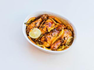 13、巴黎柑橘烤鸡,将煮好的浓稠酱汁淋在鸡肉上，继续送入预热好的烤箱中（这是鸡肉上色的关键步骤）