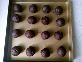 6、广式月饼—豆沙蛋黄月饼,摆入烤盘备用