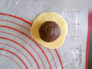 10、广式月饼—豆沙蛋黄月饼,放入一个馅