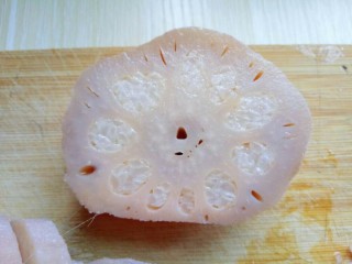 11、#甜味##简单的零食#糯米糖藕,看莲藕最下面的糯米还是很紧实。(塞糯米的步骤一定要有耐心。)