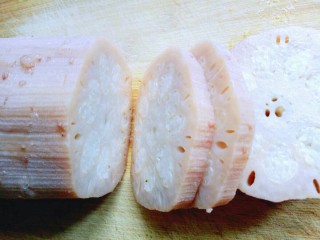 10、#甜味##简单的零食#糯米糖藕,高压锅消汽后将莲藕捞出，待莲藕冷了后再切片。