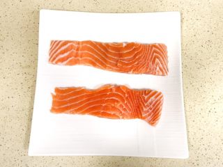 1、健康美味芦笋三文鱼,买回来的三文鱼，从中一切为二，便于后期的煎熟