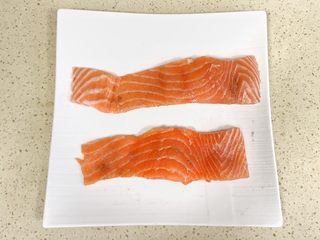 3、健康美味芦笋三文鱼,用手指轻柔地按摩均匀，腌制半小时左右，使其入味