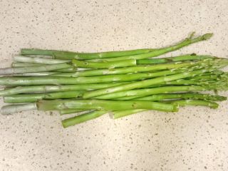 4、健康美味芦笋三文鱼,这个时候可以准备辅材，芦笋清洗干净