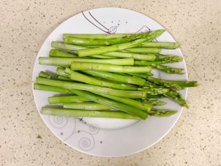 5、健康美味芦笋三文鱼,去掉后半部分老的地方，留下嫩嫩的部分，从中间切开